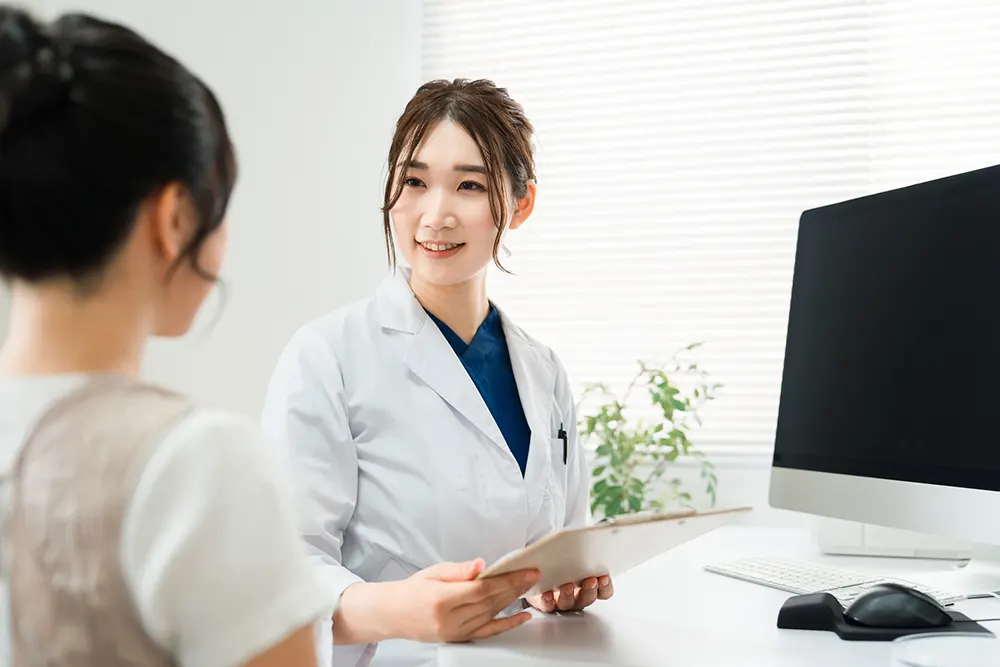 問診票を渡す医師と患者