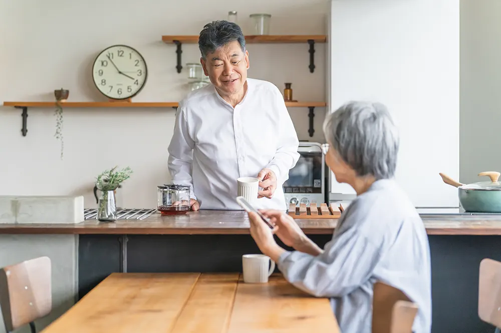 自宅で高齢の女性に寄り添い見守る女性（介護・生活支援）